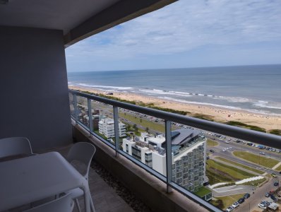 Apartamento con excelente vista  a Playa Brava