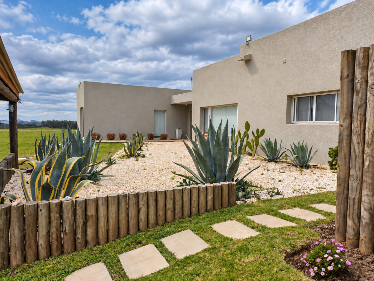 Alquiler casa en 3 dormitorios Barrio Privado Pueblo Mio