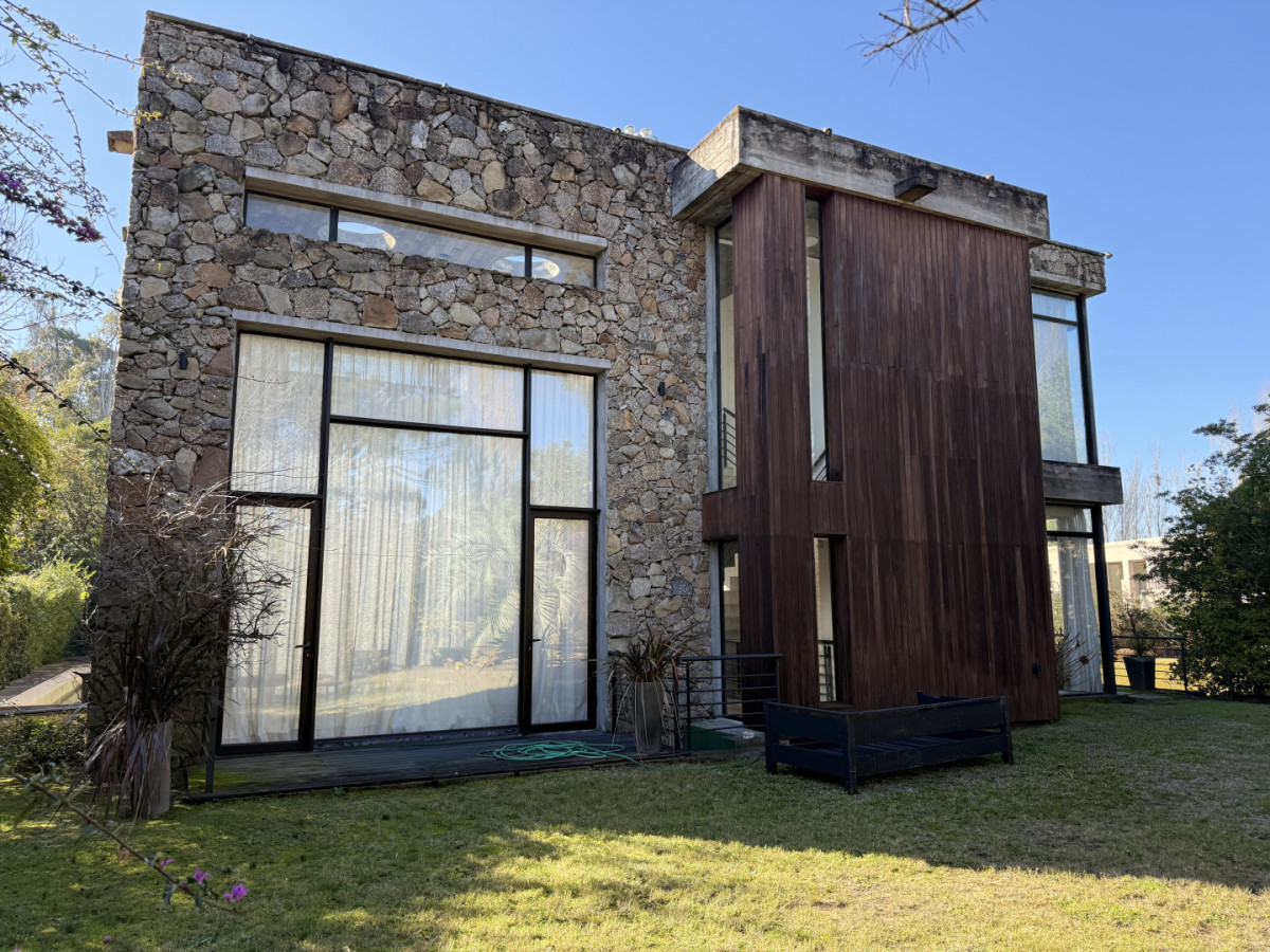 Venta casa 4 suites Barrio privada La Arbolada