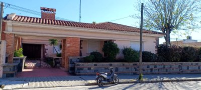 ESPECTACULAR RESIDENCIA DE CATEGORIA...!!! LA JOYA DE NUEVA HELVECIA...!!!
