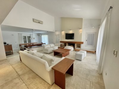 VENTA DE HERMOSA CASA DE 4 DORMITORIOS EN LUGANO PUNTA DEL ESTE 