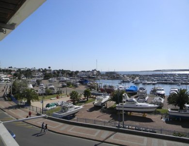 Apartamento en venta de 4 dorm. con vista espectacular al Puerto de Punta del Este 