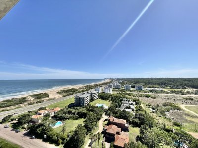VENTA DE APARTAMENTO DE 2 DORMITORIOS EN SUITE EN EDIFICIO SURFSIDE PUNTA DEL ESTE