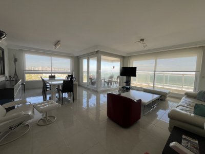 Apartamento en Venta de 3 dormitorios y servicio, Playa Mansa Punta del Este