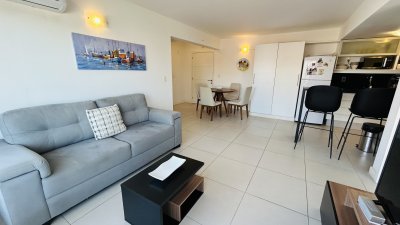 Apartamento Lux Tower de dos dormitorios a metros de playa brava y mansa en Punta del Este 