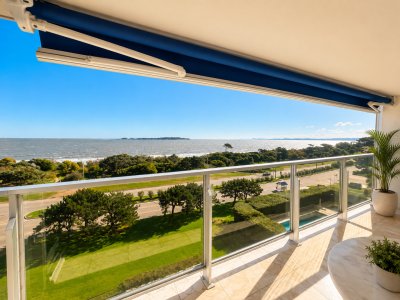 TEQUENDAMA VENTA DE APARTAMENTO DE 3 DORMITORIOS Y SERVICIO MANSA PUNTA DEL ESTE