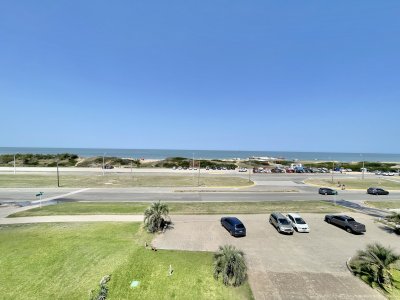 VENTA DE APARTAMENTO EN BRAVA DE 2 DORMITORIOS Y MEDIO PUNTA DEL ESTE 