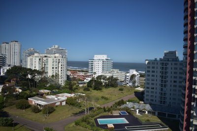 VENTA DE APARTAMENTO DE 2 DORMITORIOS Y SERVICIO EN BRAVA PUNTA DEL ESTE 