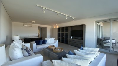 Exclusivo Apartamento de 2 dormitorios frente a Playa Brava Punta del Este