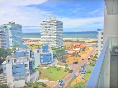 VENTA DE APARTAMENTO DE 2 DORMITORIOS EN BRAVA EN EDIFICIO WIND TOWE PUNTA DEL ESTE