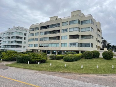 Apartamento 4 Dormitorios, 4 Baños en Punta del Este Playa Brava