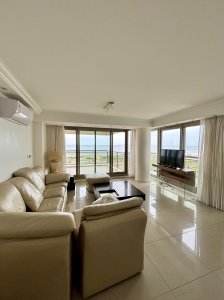 Amplio y moderno apartamento con vistas al mar