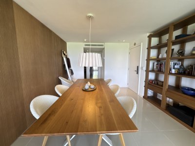 Apartamento de 3 dormitorios en Península Frente a playa Mansa