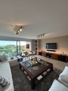 VENTA DE APARTAMENTO DE 3 SUITES FRENTE AL MAR EN EDIFICIO MARIGOT BRAVA PUNTA DEL ESTE 