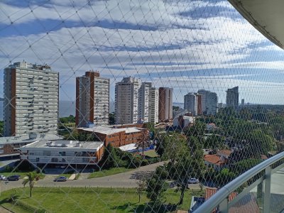Apto de tres dormitorios en suite, mas dependencia de servicio