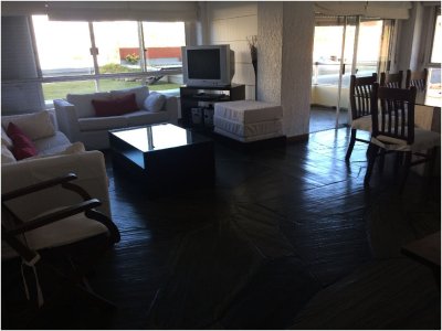 Apartamento en Venta y Alquiler, Peninsula, Punta del Este, 2 Dormitorios.