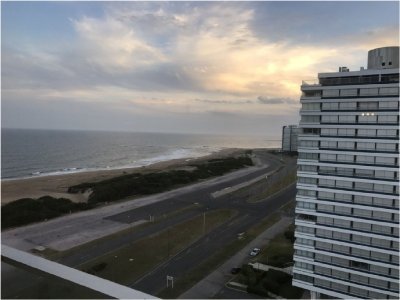 Apartamento en Venta y Alquiler, Brava, Punta del Este, 3 Dormitorios.