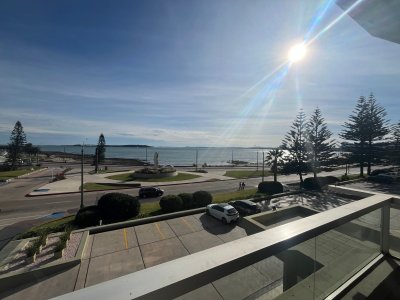 Hermoso apartamento en primera linea al mar, en Venta y Alquiler, Mansa, Punta del Este, 3 Dormitorios.
