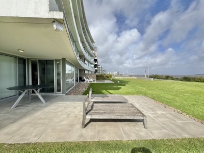 Apartamento de 3 dormitorios en Península Frente a playa Mansa
