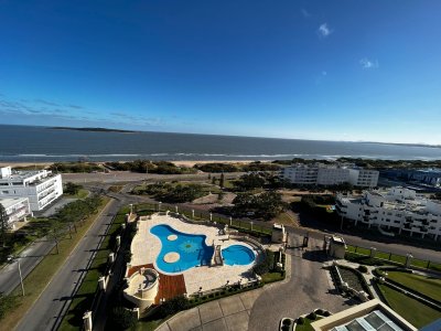 Apartamento en Venta de 3 dormitorios y servicio, Playa Mansa Punta del Este