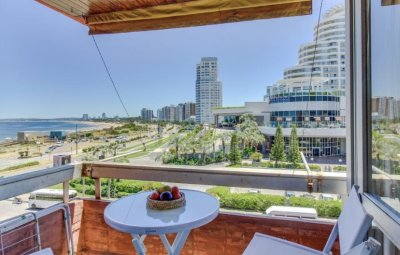 Impecable apartamento Mansa, frente al Mar