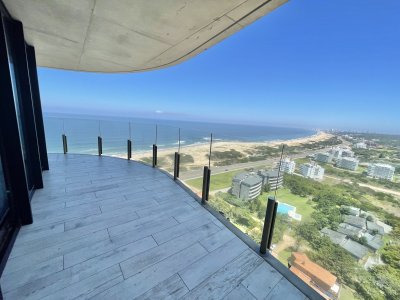 VENTA DE APARTAMENTO DE 4 DORMITORIOS EN SUITE EN EDIFICIO SURFSIDE PUNTA DEL ESTE 