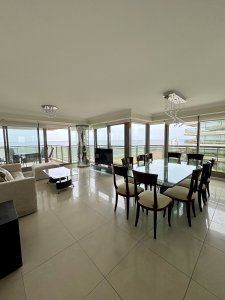 Moderno apartamento frente a Playa Brava - amplitud y confort