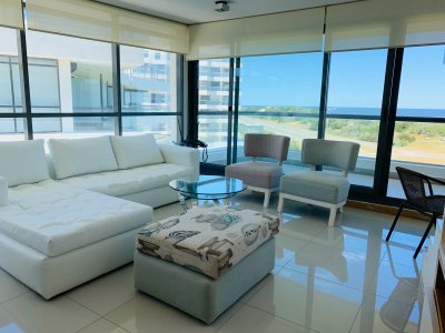 VENTA DE APARTAMENTO DE 3 DORMITORIOS EN SUITE FRENTE AL MAR EN EDIFICIO BLUE BIRD