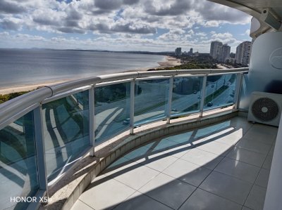 Apartamento en venta y Alquiler, Mansa, Punta del Este, 3 Dormitorios.