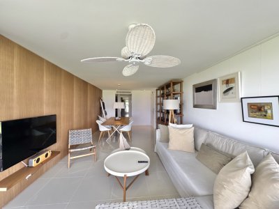 Apartamento de 3 dormitorios en Península Frente a playa Mansa