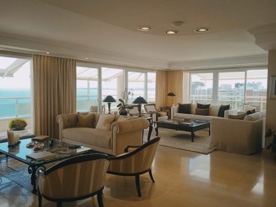 Hermoso Penthouse , en uno de los edificios mas céntricos de Punta del Este!