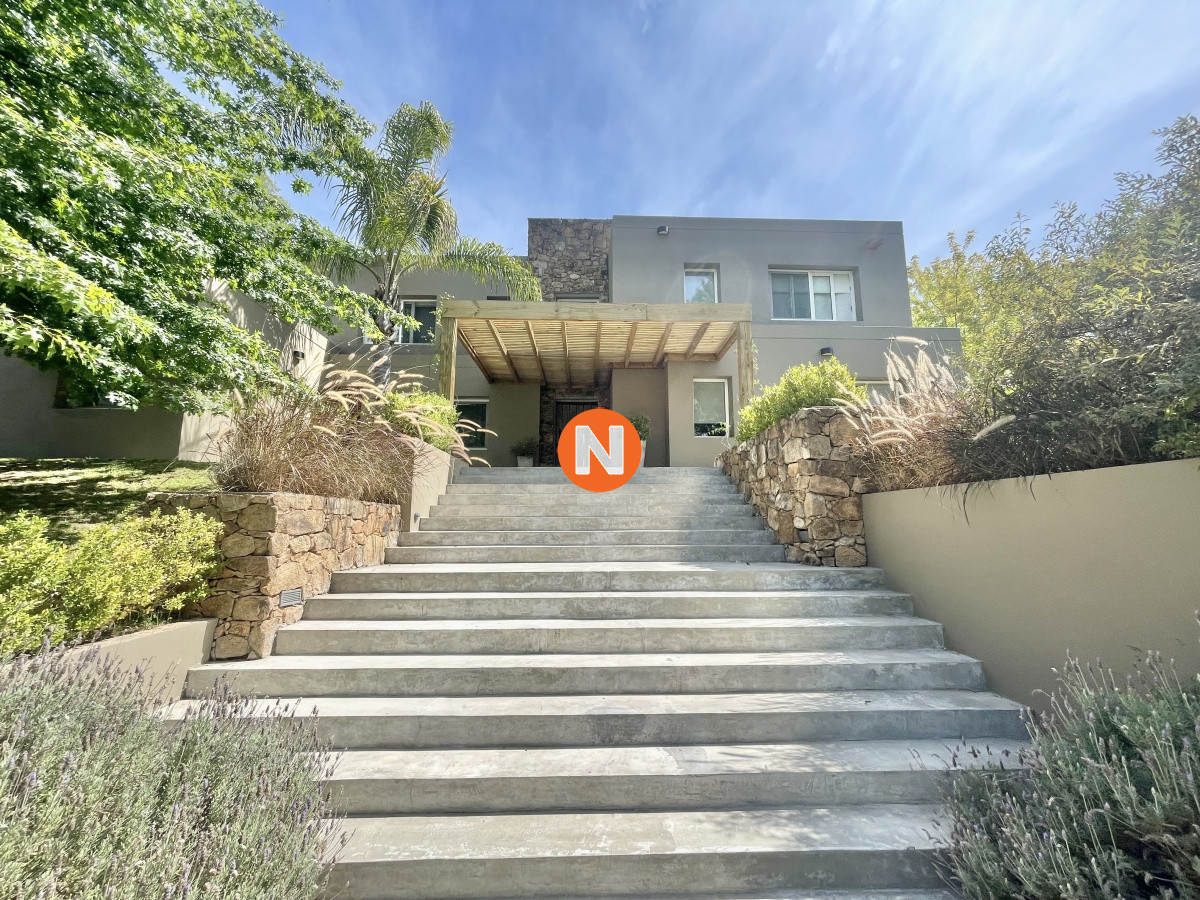 venta de casa de 4 suites en barrio privado la arbolada punta del este  - nlv220462c