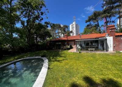 Casa en alquiler temporario ubicada en la exclusiva zona de Cantegril