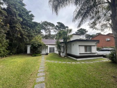 Venta de casa de 4 dormitorios en Cantegril