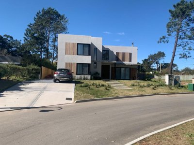 VENTA DE CASA DE 5 DORMITORIOS EN BARRIO PRIVADO LA ARBOLADA PUNTA DEL ESTE 