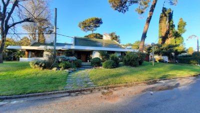 CASA EN VENTA EN MANSA PUNTA DEL ESTE 5 DORMITORIOS 