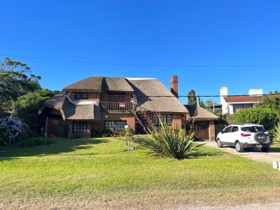 Venta de casa de 4 dormitorios en Pinares