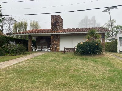 Chalet en Venta, Mansa, Punta del Este, 4 Dormitorios.