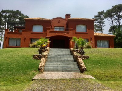 Espectacular casa en laguna blanca