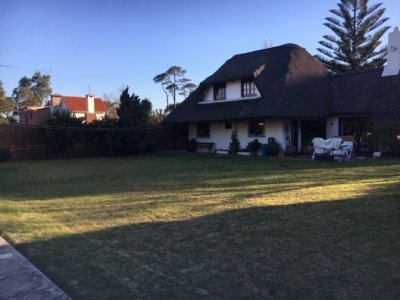 Muy linda casa en venta, gran terreno y barbacoa