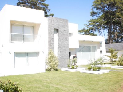 Casa en Venta y Alquiler, Mansa, Punta del Este, 4 Dormitorios.