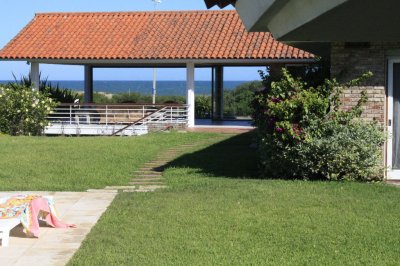 VENTA DE CASA DE 5 DORMITORIOS EN PRIMERA LINEA EN BRAVA PUNTA DEL ESTE 