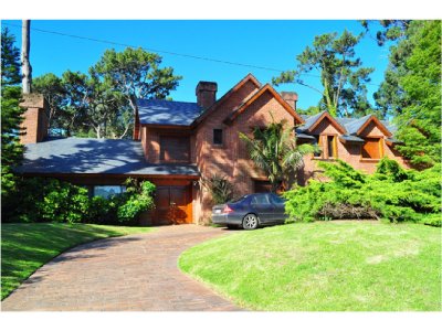 Casa en Venta y Alquiler, Golf, Punta del Este, 4 Dormitorios.