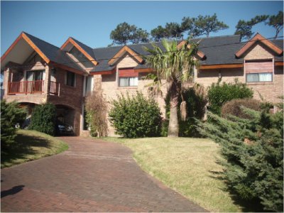 Gran residencia en playa mansa a cuadras del mar. Seis dormitorios, jardín, parrillero y piscina climatizada