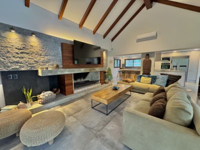 SAN RAFAEL VENTA DE CASA DE 4 DORMITORIOS A METROS DE CIPRIANI