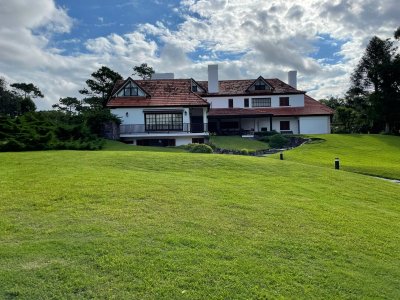 ESPECTACULAR CASA EN  BARRIO GOLF