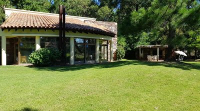 VENTA DE CASA DE 4 DORMITORIOS EN SOLANAS PUNTA BALLENA 