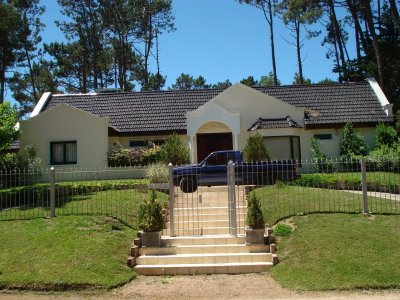 VENTA DE CASA DE 4 DORMITORIOS EN SAN RAFAEL PUNTA DEL ESTE 