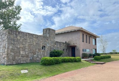 Venta de excepcional chacra en zona de La Barra, cerca del campo de golf. 
