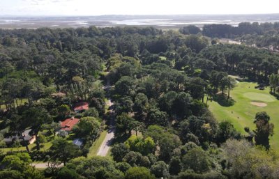 Venta de Lote de  2150 m2 en Playa Brava, Punta del Este. 